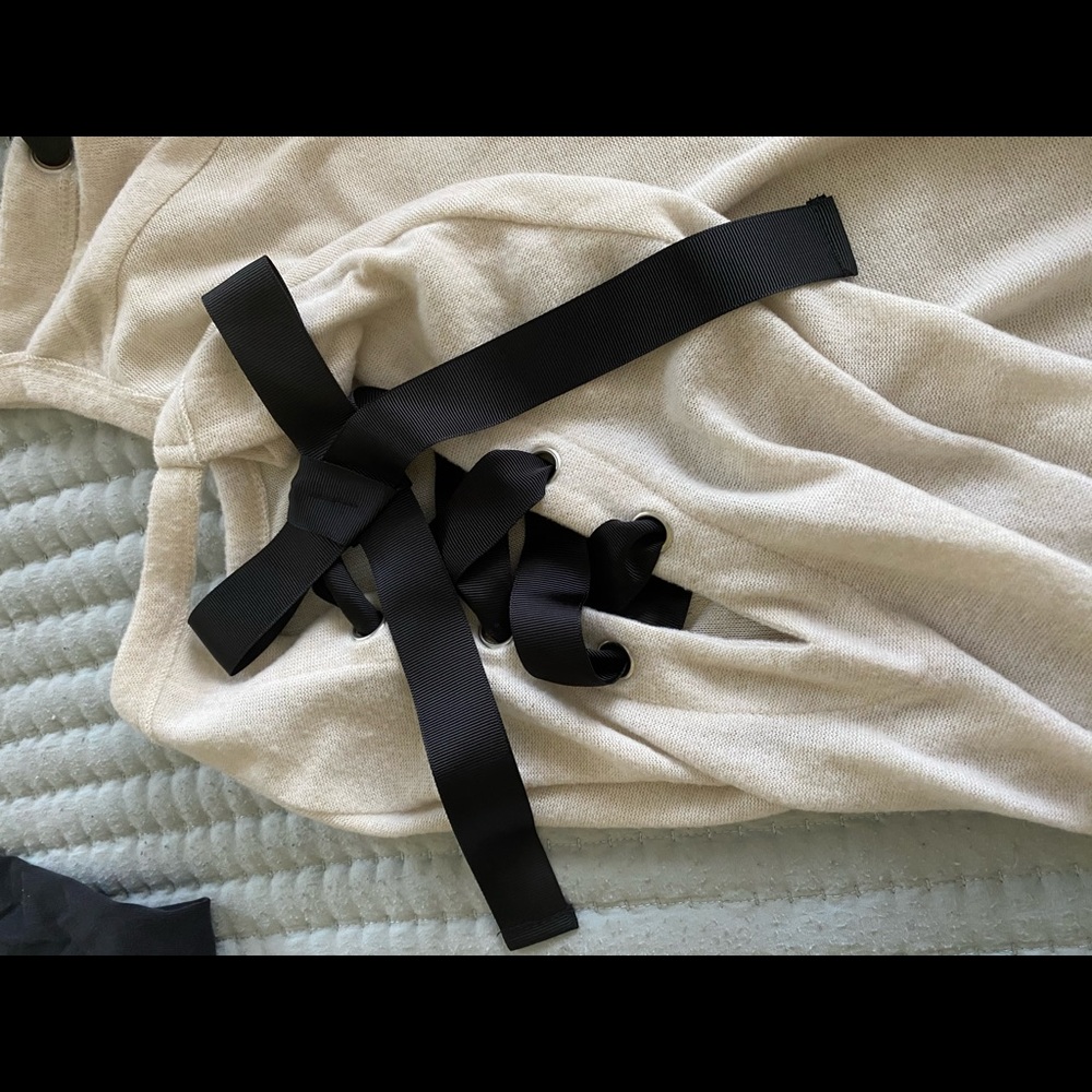 Cold shoulder sweater - Picture 3 of 4